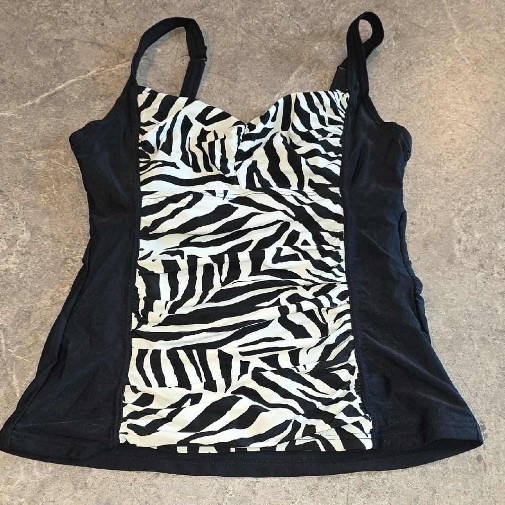 (J35) Croft & Barrow Black and White Ruched Fitted Camisole Swim Top